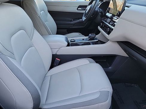 Used 2024 Nissan Pathfinder SL image 18