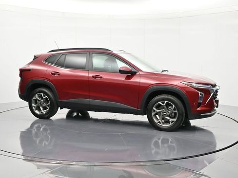 Certified 2025 Chevrolet Trax LT w/ LT Convenience Package image 2