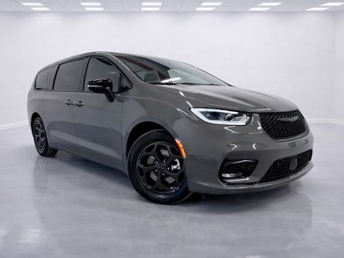 Used 2023 Chrysler Pacifica Limited w/ S Appearance Package image 3