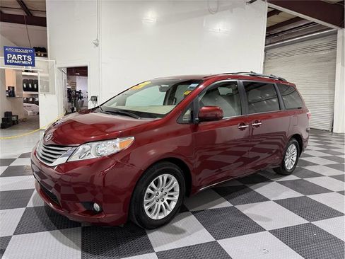 Used 2017 Toyota Sienna XLE Premium image 10