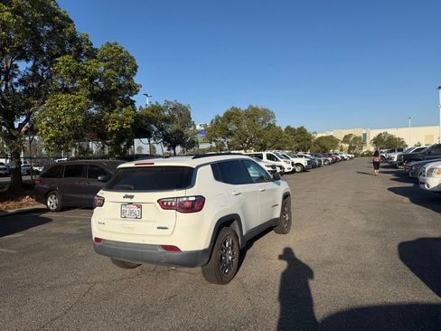 Used 2020 Jeep Compass Latitude AWD/4WD image 3
