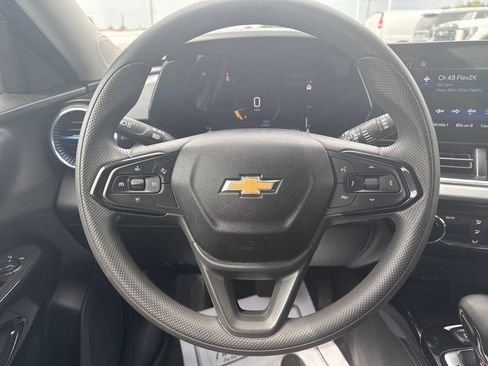 Used 2025 Chevrolet Trax LT FWD image 16
