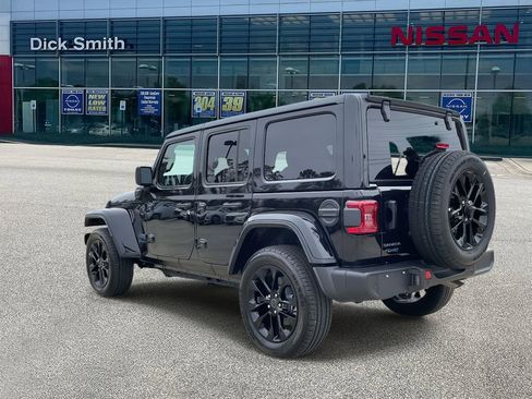 Used 2025 Jeep Wrangler Unlimited Sahara w/ Safety Group image 4