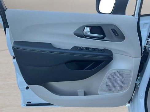 Used 2023 Chrysler Pacifica Touring-L image 22