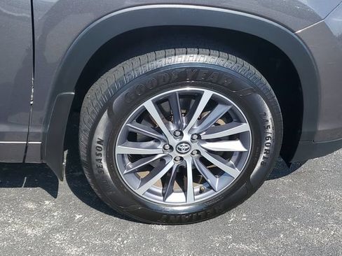 Used 2017 Toyota Highlander XLE AWD/4WD image 6