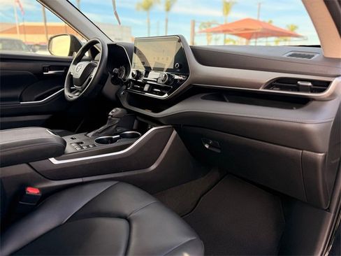 Used 2024 Toyota Highlander XLE image 24