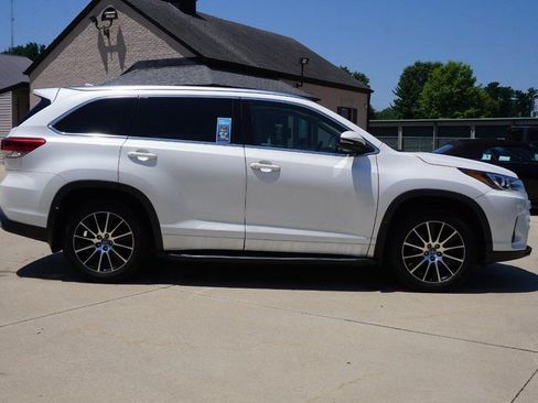 Used 2019 Toyota Highlander Limited AWD/4WD image 2