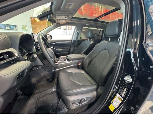 Used 2022 Toyota Highlander Platinum image 4