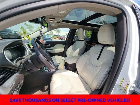 Used 2017 Jeep Cherokee Overland w/ Technology Group FWD image 24