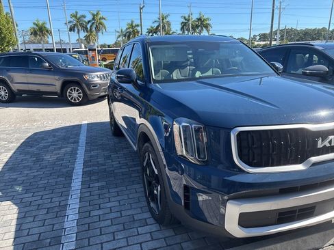 Used 2024 Kia Telluride EX w/ EX Captain's Chair Package image 16