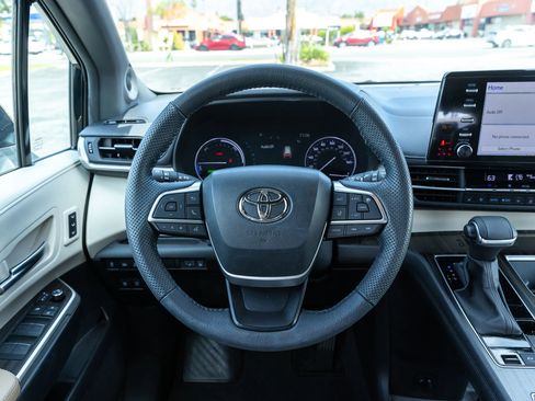 Used 2024 Toyota Sienna Limited image 34