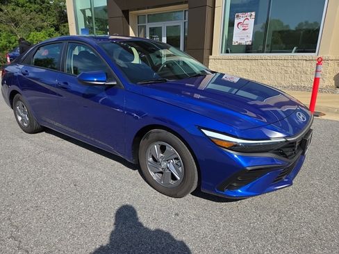 Certified 2025 Hyundai Elantra SE w/ Cargo Package FWD image 1