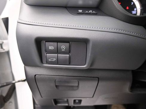 Used 2025 Toyota Highlander LE FWD image 10