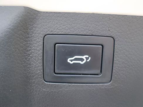 Used 2018 Hyundai Santa Fe SE Ultimate image 11