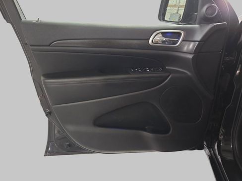 Used 2018 Jeep Grand Cherokee Altitude image 31