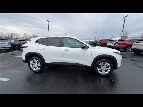 Used 2025 Chevrolet Trax LS image 9