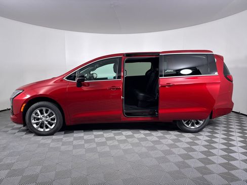 New 2027 Chrysler Pacifica Select AWD/4WD image 11