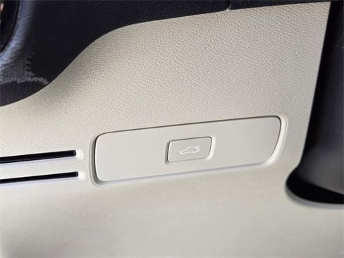 Certified 2024 Volvo XC40 B5 Plus w/ Protection Package Premier image 34