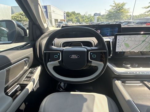 Used 2025 Ford Expedition Platinum AWD/4WD image 16