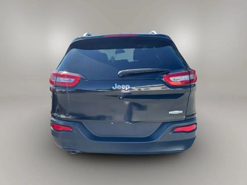 Used 2018 Jeep Cherokee Latitude Plus w/ Comfort/Convenience Group FWD image 10
