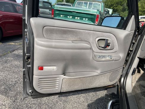 Used 1999 Chevrolet Suburban 2500 w/ Preferred Equipment Group 3 AWD/4WD image 9