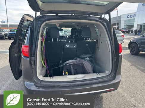 Used 2018 Chrysler Pacifica Touring-L Plus image 7