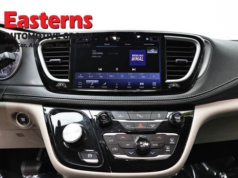 Used 2024 Chrysler Pacifica Select image 12