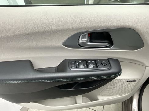 Used 2018 Chrysler Pacifica Limited w/ Advanced Safetytec Group image 28