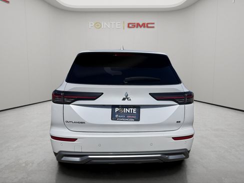 Used 2025 Mitsubishi Outlander SE FWD image 3