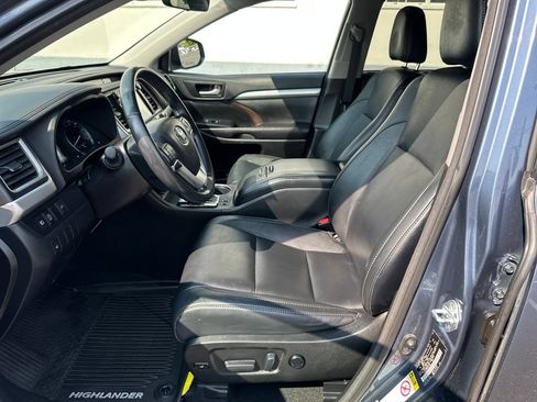 Used 2017 Toyota Highlander XLE AWD/4WD image 12