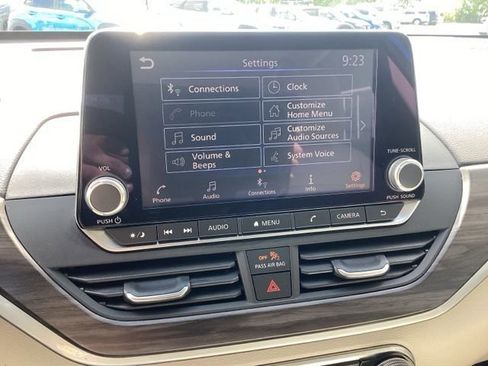 Used 2025 Nissan Altima 2.5 SV FWD image 17