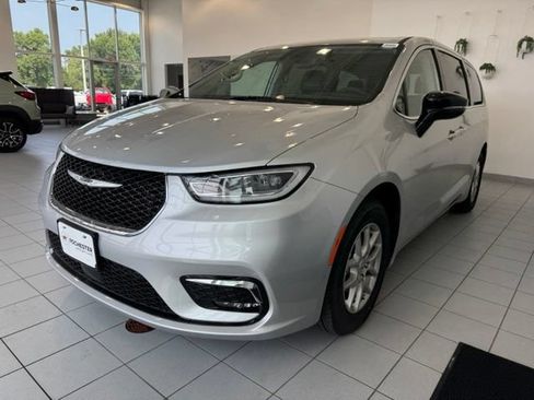 Used 2024 Chrysler Pacifica Touring-L FWD image 36