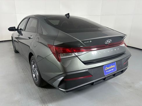 Used 2024 Hyundai Elantra SEL image 7