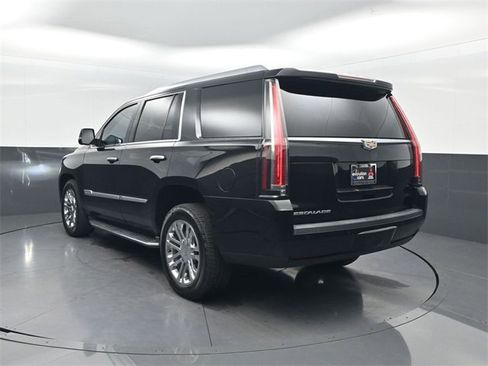 Used 2020 Cadillac Escalade 2WD image 3