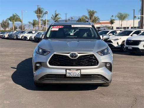 Used 2024 Toyota Highlander XLE image 2