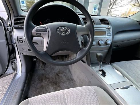 Used 2010 Toyota Camry LE image 5