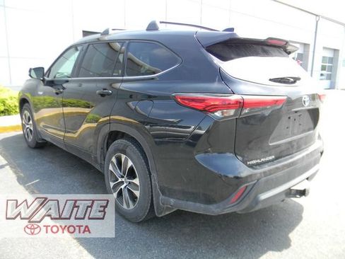 Used 2021 Toyota Highlander XLE AWD/4WD image 4