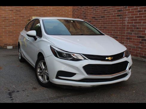 Used 2018 Chevrolet Cruze LT w/ Convenience Package image 1