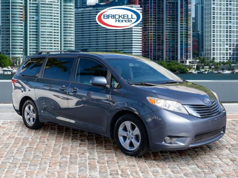 Used 2016 Toyota Sienna LE image 3