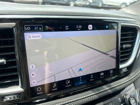 Used 2026 Chrysler Pacifica Limited FWD image 17