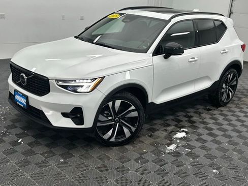 Used 2023 Volvo XC40 B5 Plus w/ Climate Package image 17