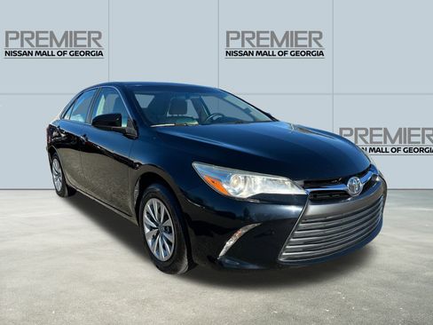 Used 2017 Toyota Camry SE image 3