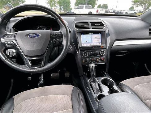 Used 2017 Ford Explorer XLT w/ Equipment Group 202A FWD image 15