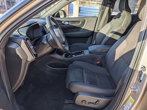 Certified 2023 Volvo XC40 Recharge Ultimate image 11