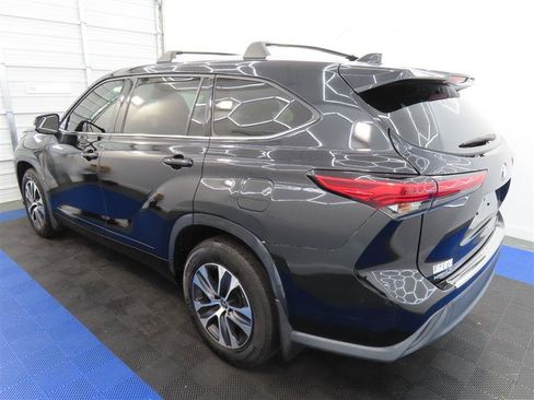 Used 2022 Toyota Highlander XLE AWD/4WD image 6