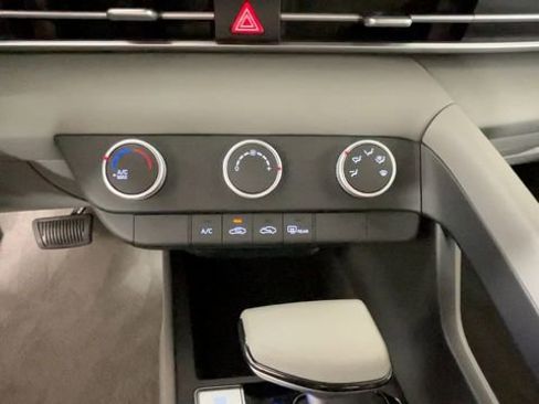 Certified 2023 Hyundai Elantra SE FWD image 29