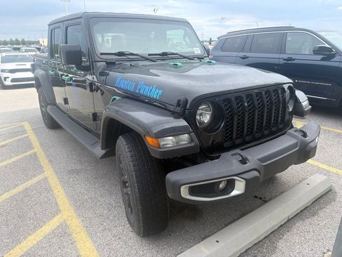 Used 2023 Jeep Gladiator Sport AWD/4WD image 3