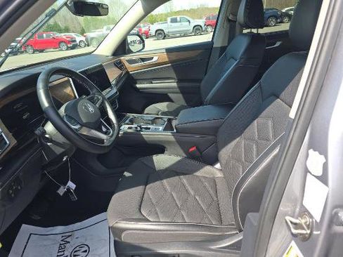 Used 2025 Volkswagen Atlas SE image 7