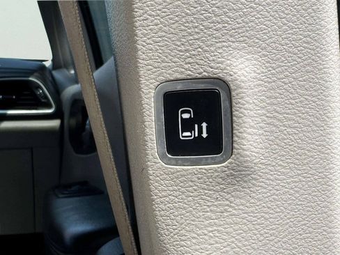 Used 2018 Chrysler Pacifica Limited w/ Advanced Safetytec Group FWD image 26