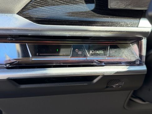 Used 2025 BMW 740i xDrive image 28